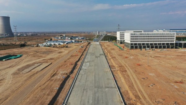 10月15日，记者走近兰州新区城市矿产与表面处理产业园(二期)周边基础设施项目-园区西路南延段(纬五十路至纬二十八路)，一条不断向南延伸的道路已初具雏形。据悉，该项目由甘肃建投承建，道路全长5.67k